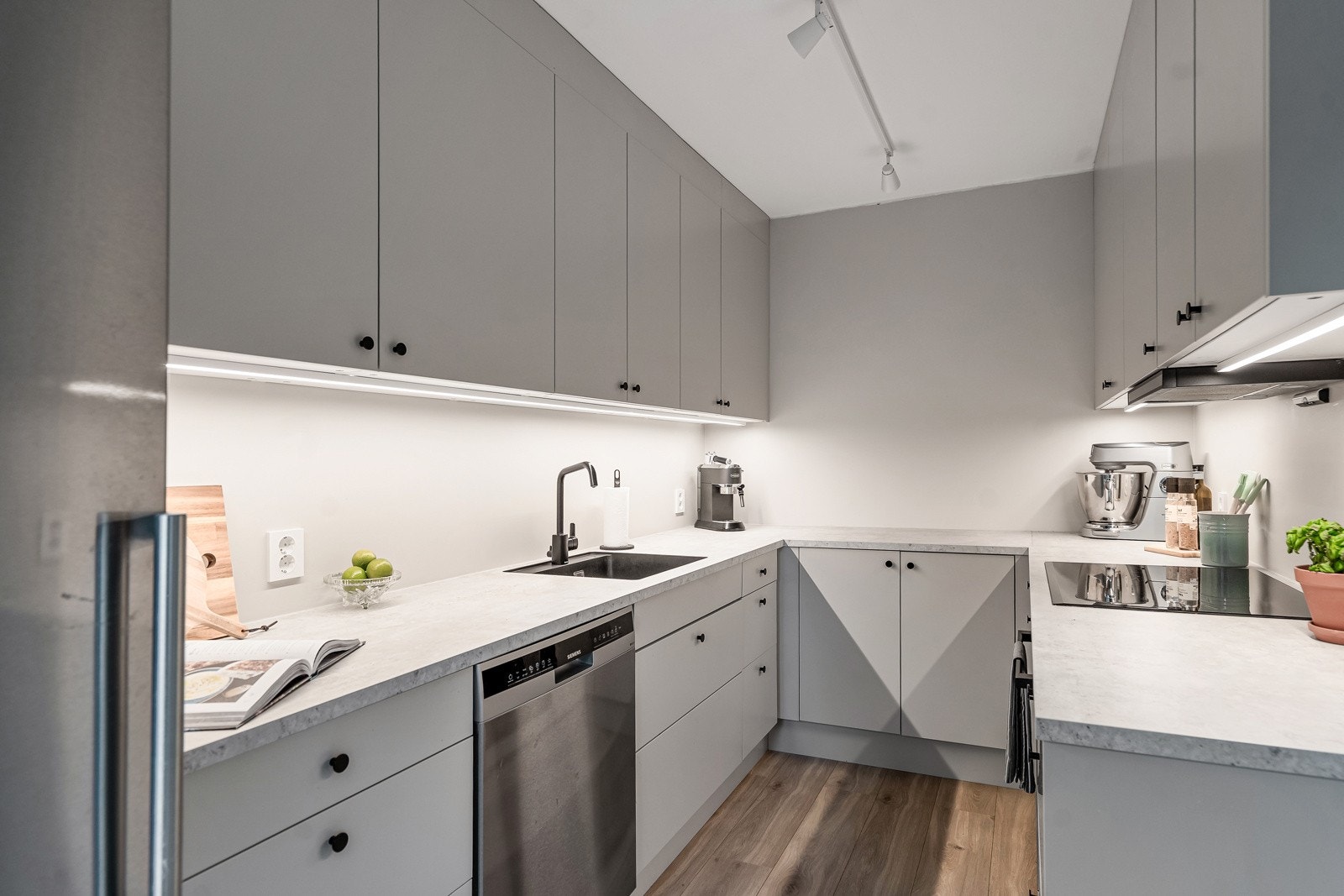 Kjøkkenet ble også nytt i 2023, og er moderne og funksjonelt med glatte fronter, laminat benkeplate og integrerte hvitevarer. Det er avtrekk via mekanisk ventilasjon. Galleribilde