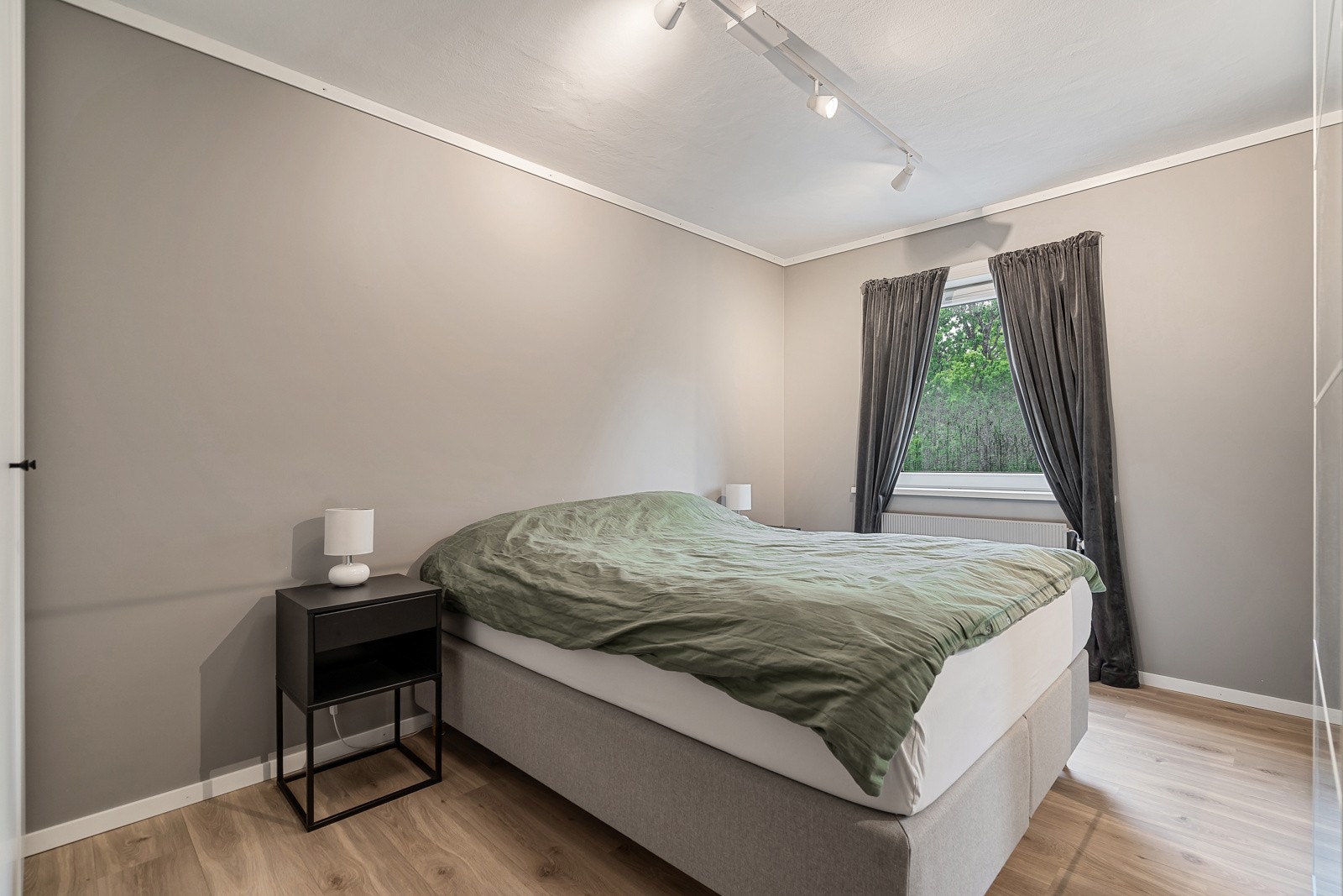 Leilighetens hovedsoverom har god plass til dobbeltseng, og har praktisk garderobeløsning. Galleribilde