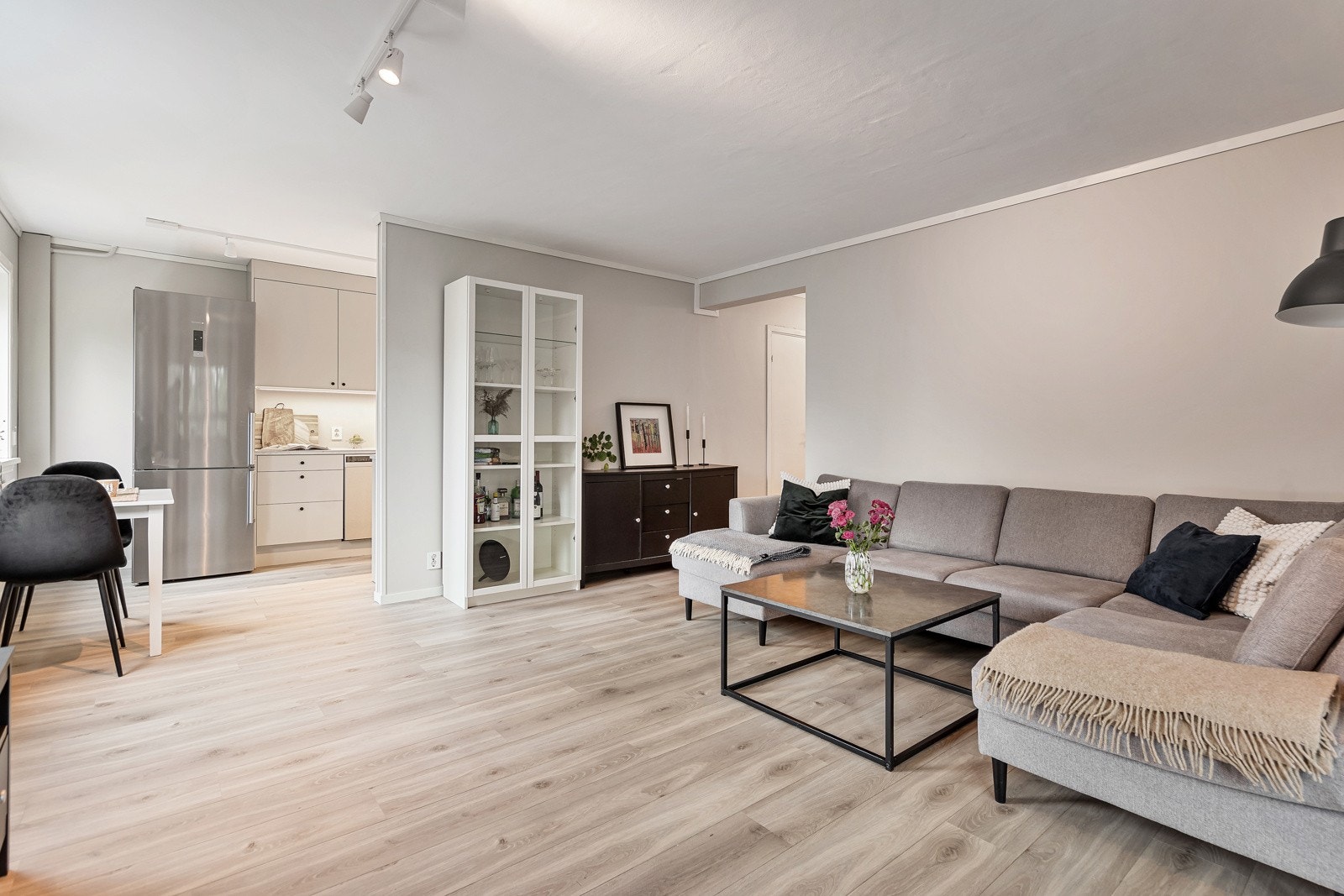 Velkommen til en moderne og oppgradert leilighet i tredje etasje i Dronning Åsas vei 6. Galleribilde