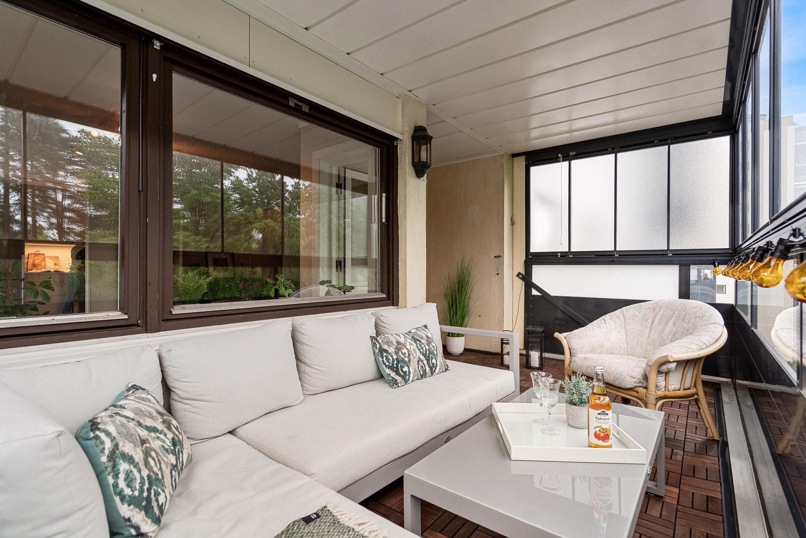 Leiligheten har en innglasset, vestvendt balkong med ettermiddags- og kveldssol - perfekt som en lun forlengelse av stuen. Galleribilde