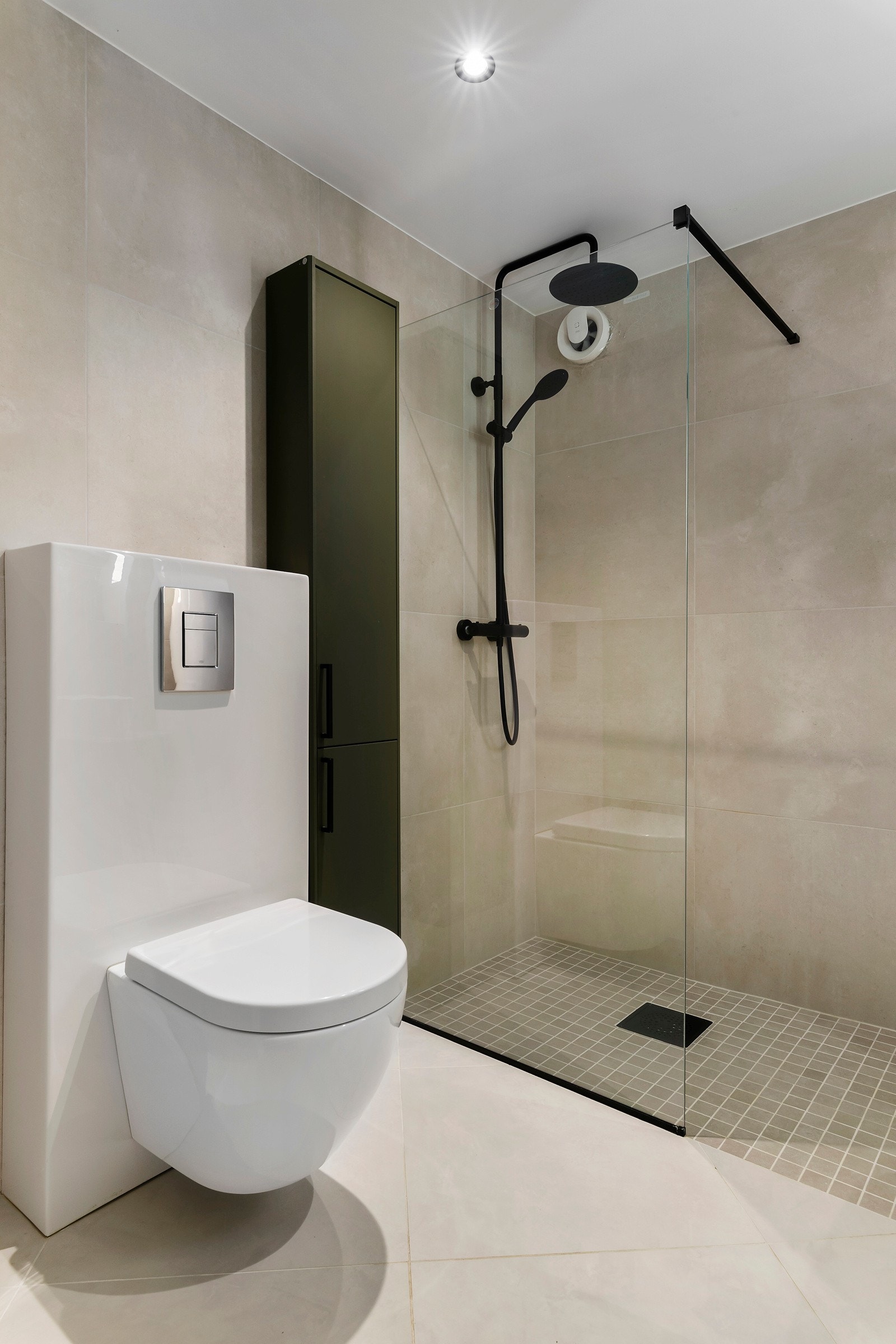 Badet i kjelleren er også fra 2023, her er det flislagt med varmekabler i gulvet. Galleribilde