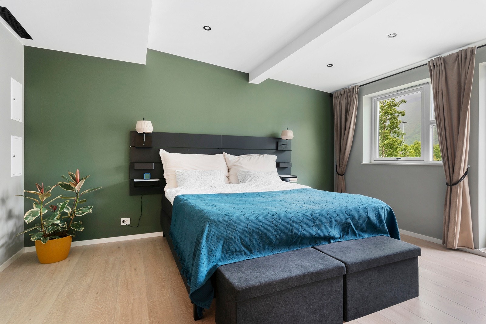 Her får man lett plass til både nattbord og garderobeløsning om det er ønskelig. Galleribilde