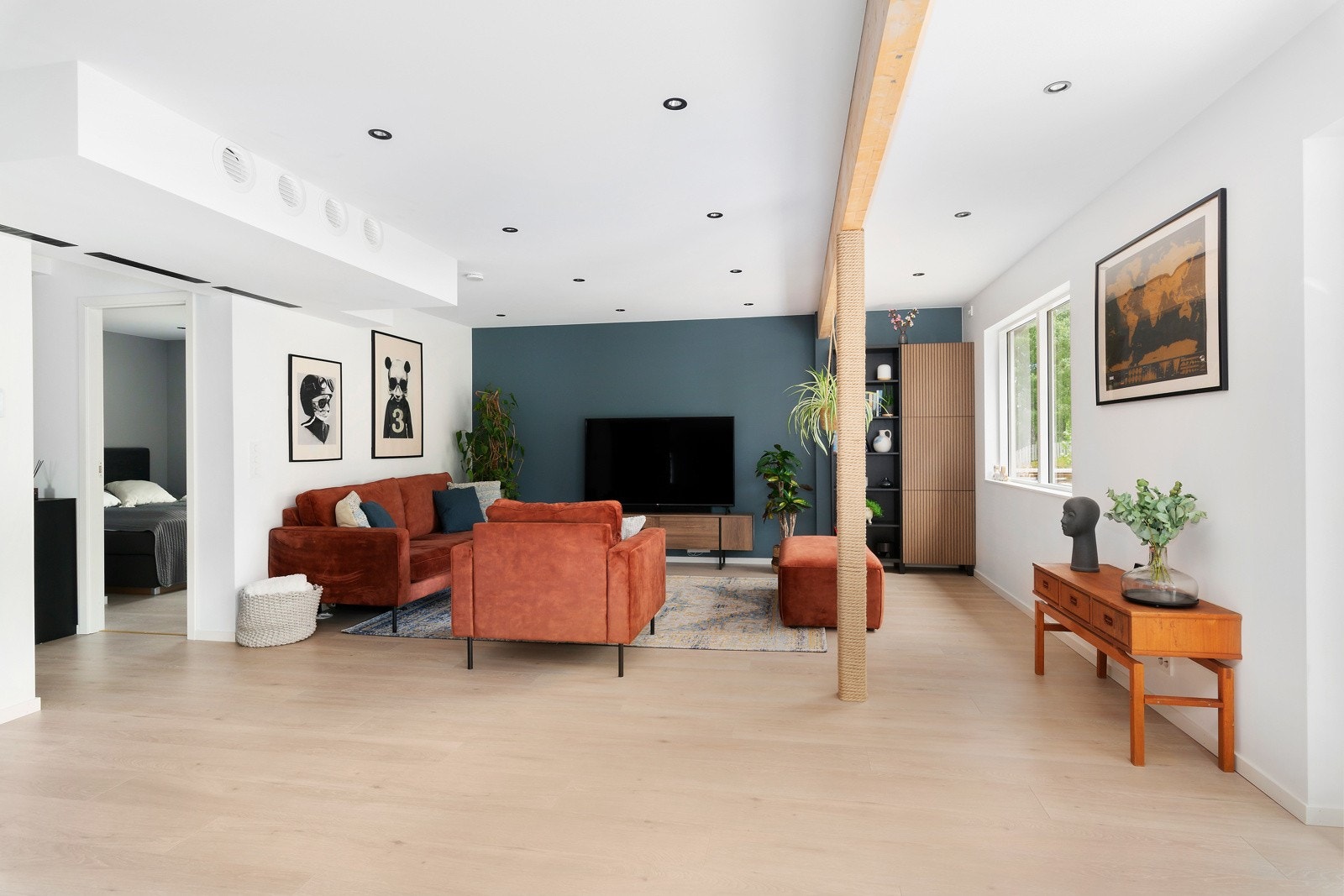 Stuen er av svært god størrelse og er lett å innrede. Galleribilde