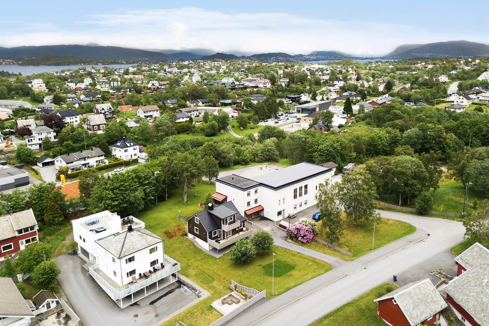 Tomten er på nesten et mål, og har en stor og fin hage. Galleribilde