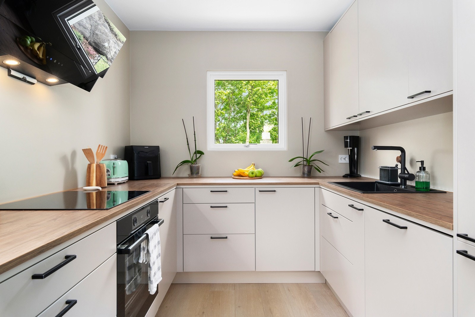 Her får du mye skap- og benkeplass. Galleribilde