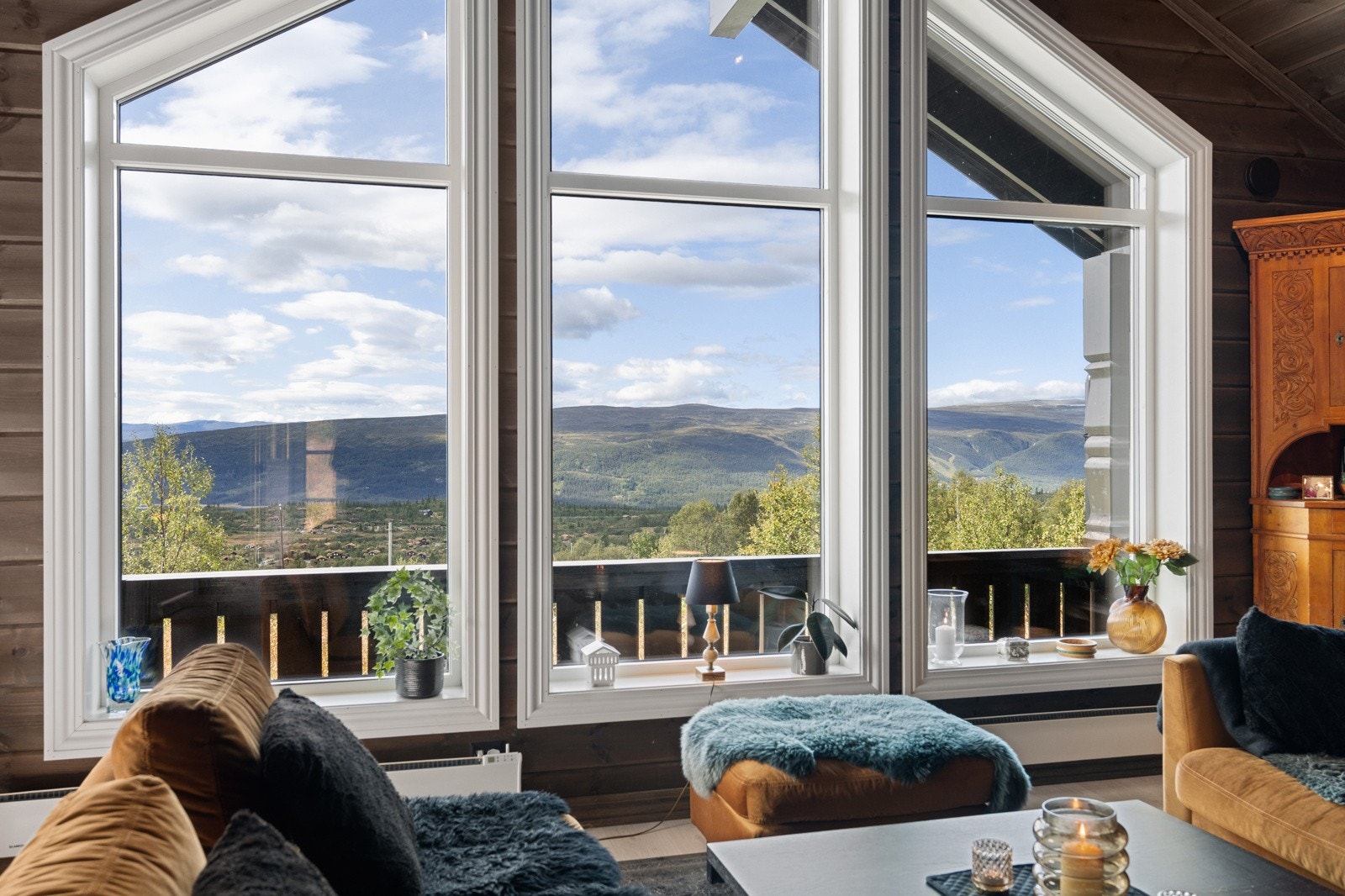 Her er det god takhøyde og meget store vinduer med som gir både spektakulær utsikt mot fjellene og godt med naturlig lysinnslipp Galleribilde