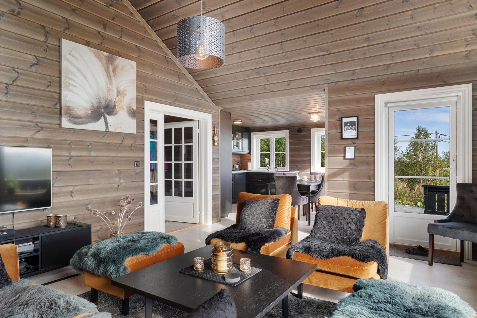 Det er heltre paneler i behandlet utførelse gjennomgående på alle vegger og i alle himlinger i rommet, og flytende laminatgulv Galleribilde