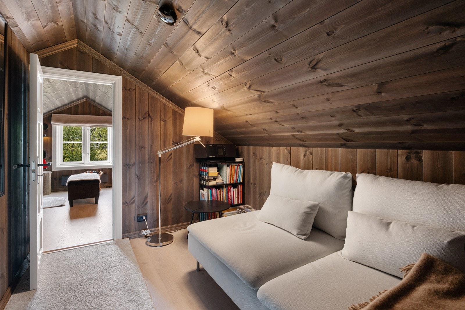 I andre etasje, mellom soverommene, er det en hyggelig gang med plass til en sittegruppe Galleribilde