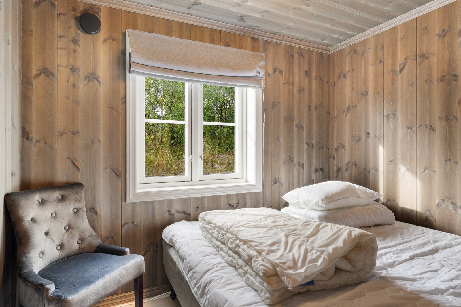 Alle soverommene oppleves innbydende med heltre paneler i behandlet utførelse gjennomgående på alle vegger og i himlinger, og flytende laminatgulv Galleribilde