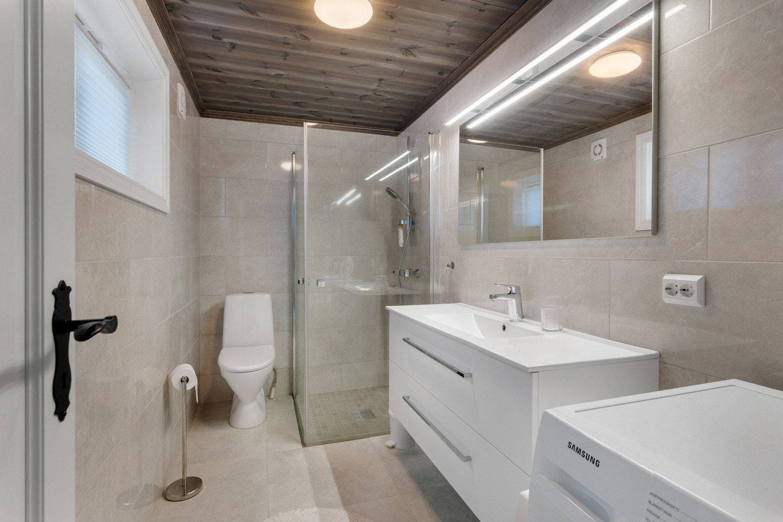 Det ene badet har også opplegg for vaskemaskin Galleribilde