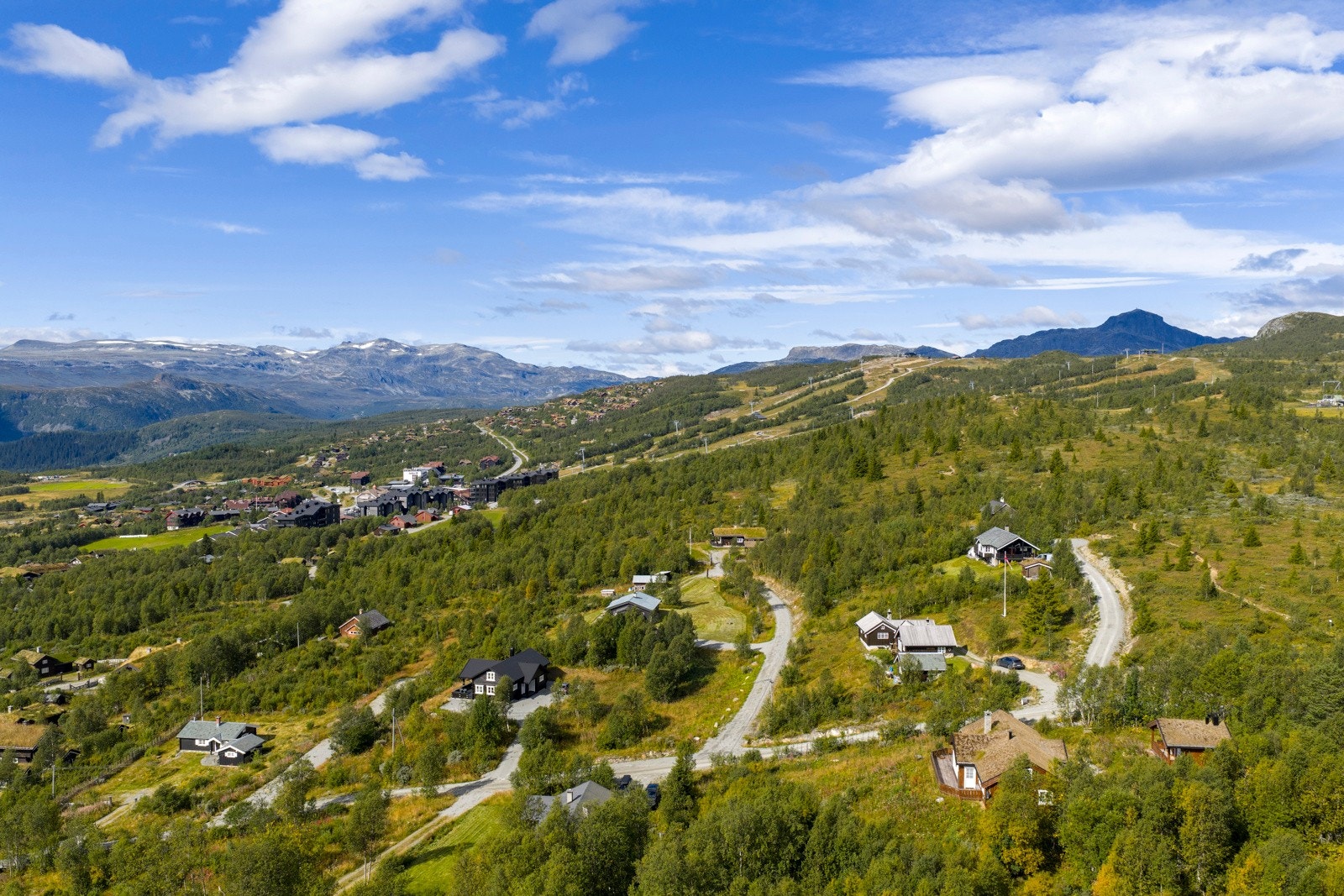 Om sommeren er det uendelig med fine turmuligheter, i nærområdet, Bitihorn, Valdresflya, eller en kort biltur til Gjendesheim som utgangspunkt for Besseggen og resten av Jotunheimen Galleribilde