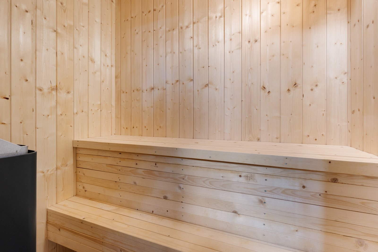 Badstuen har elektronisk badstueovn og plassbygde benker Galleribilde