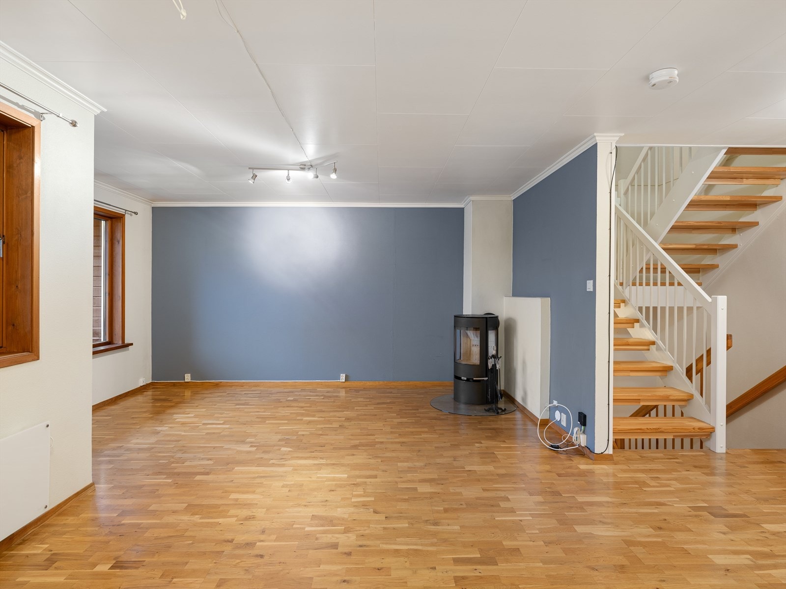 God plass til flere sittegrupper i rommet. Galleribilde