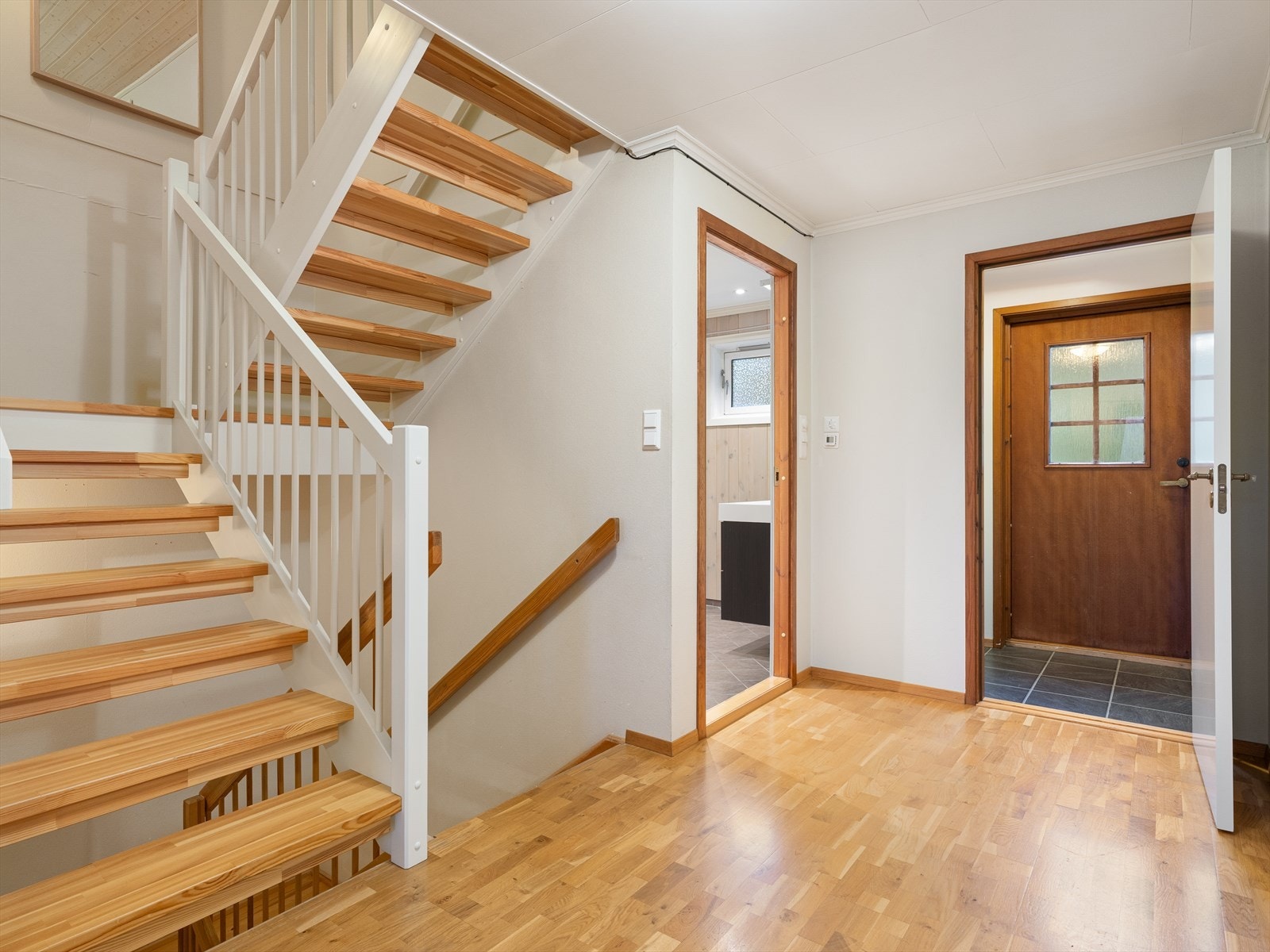 Det er dør direkte ut til terrasse på baksiden av huset. Galleribilde