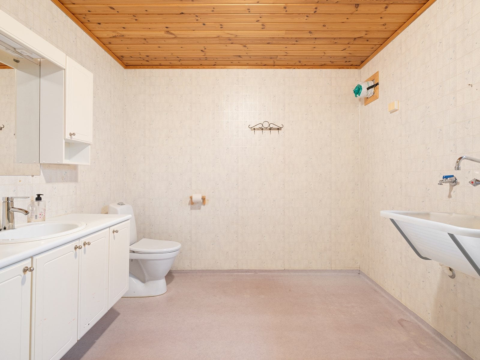 Toalett, utslagsvask og opplegg for vaskemaskin. Galleribilde