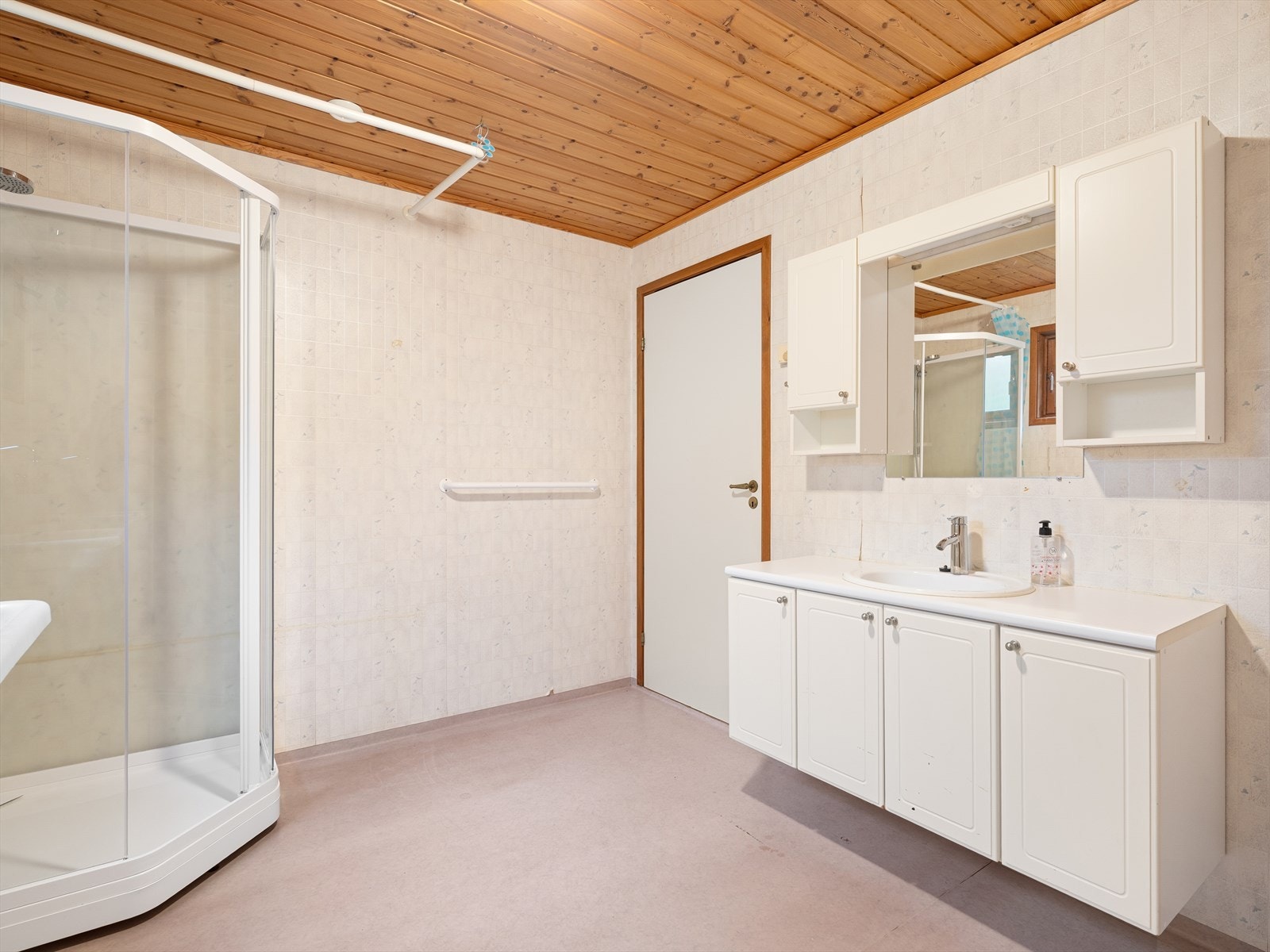 Bad/vaskerom med belegg på gulv og våtromstapet. Dusjkabinett, vask i seksjon Galleribilde