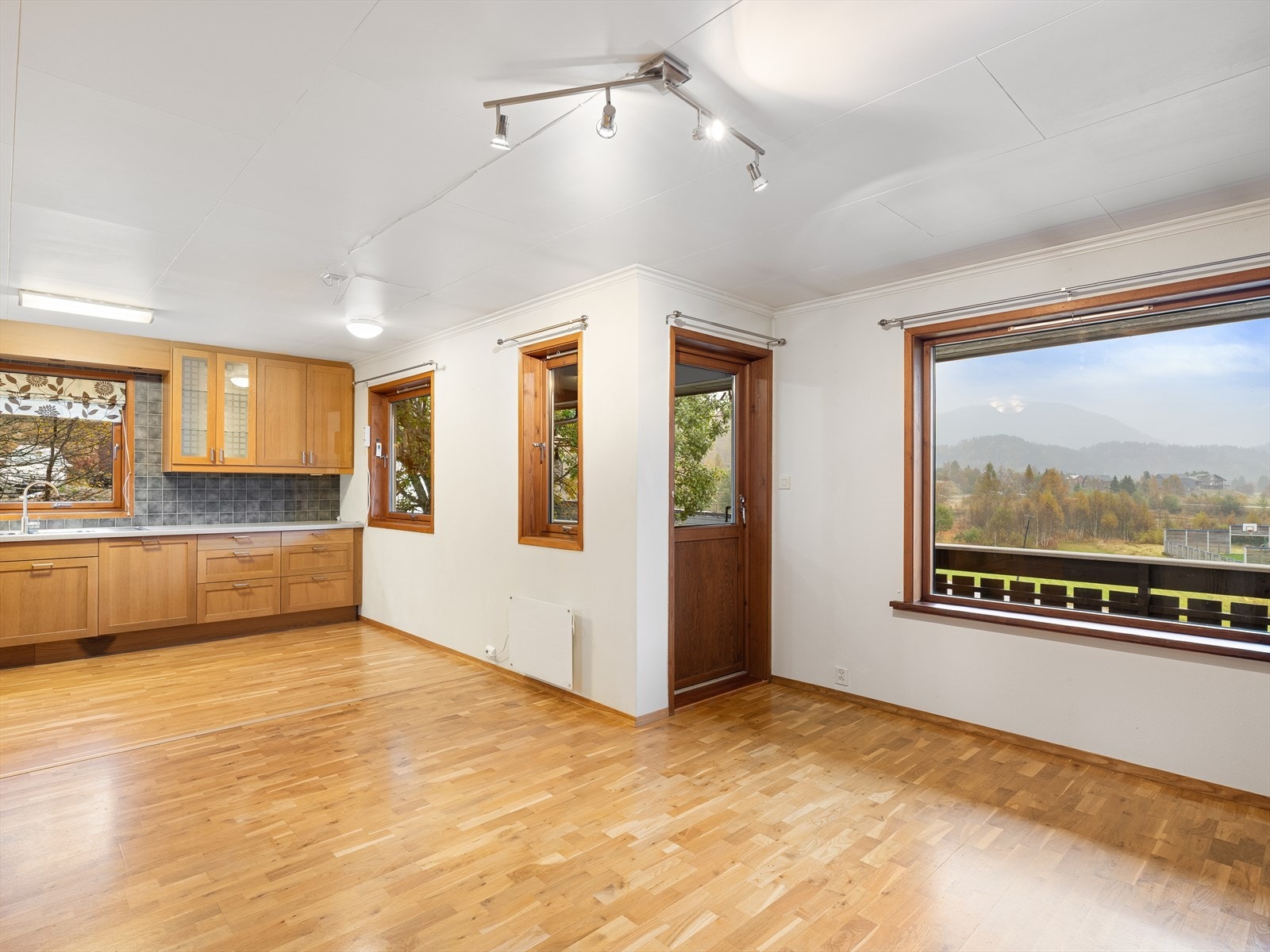 Stue og kjøkken i åpen løsning. Galleribilde