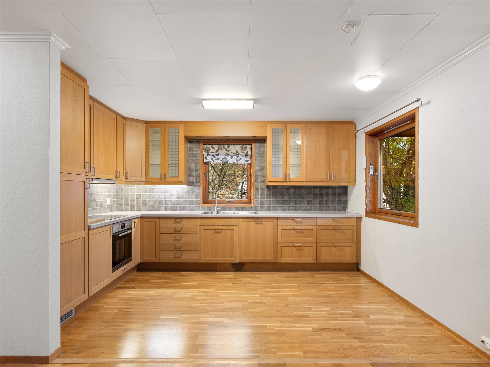 Fliser over benk og naturlig lys inn gjennom vindu. Galleribilde