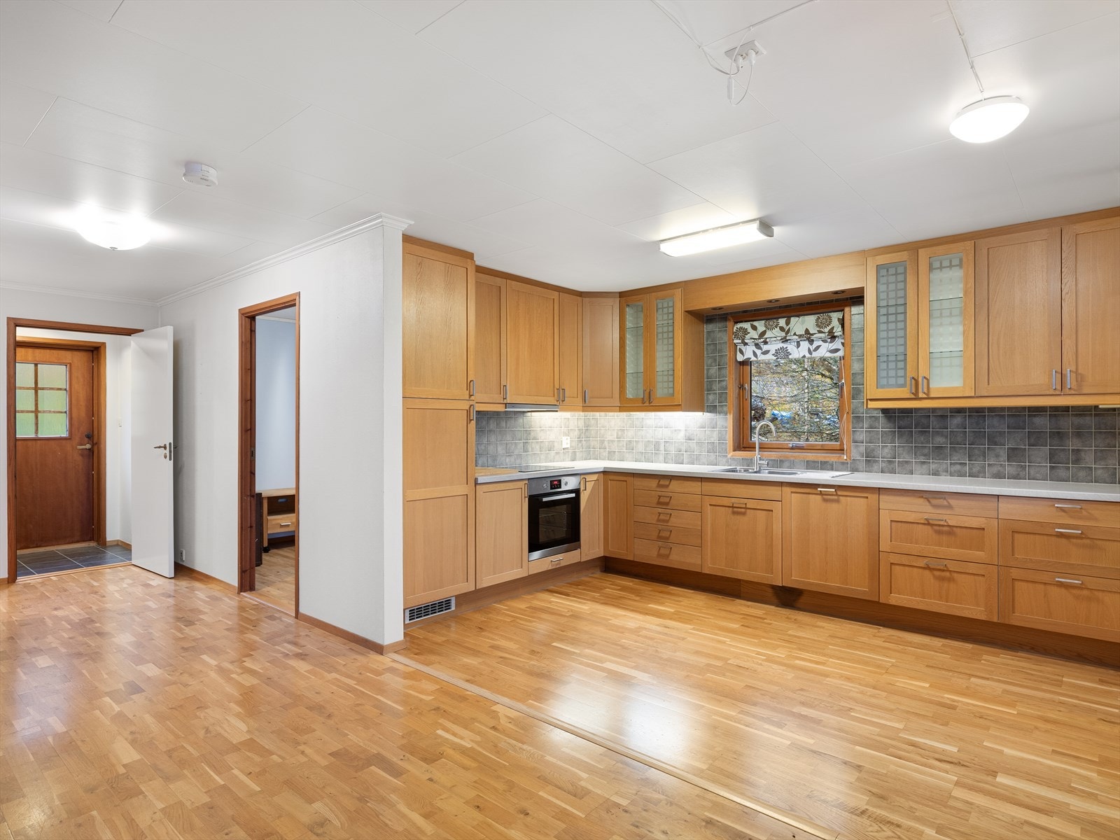 Rikelig med lagringsplass i skuffer og skap. Integrerte hvitevarer. Galleribilde