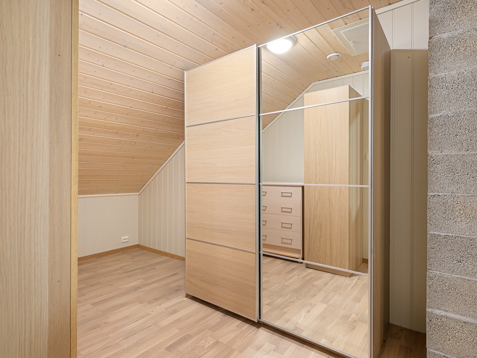 Stor bod med garderobeskap Galleribilde