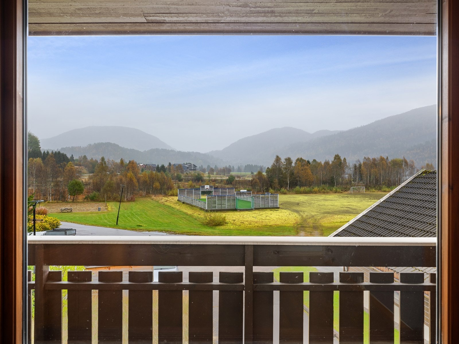 Herlig utsikt og ballbinge like ved boligen Galleribilde
