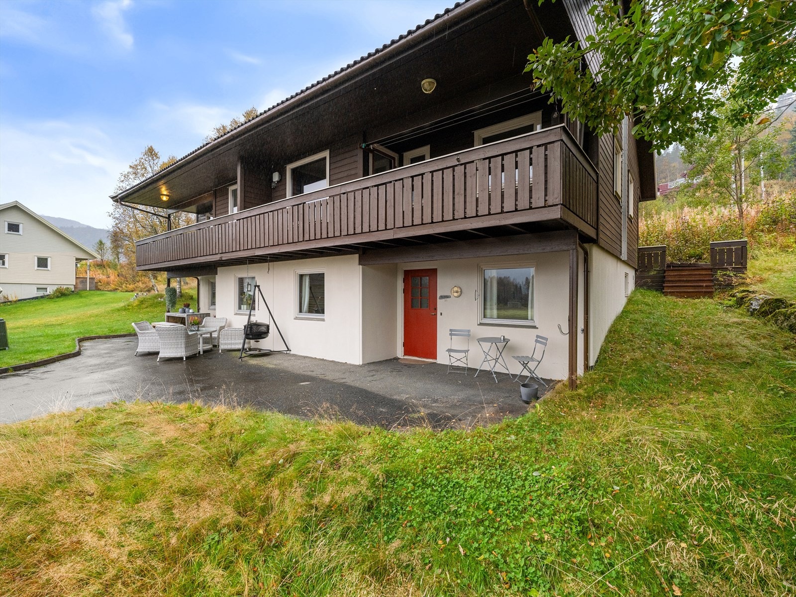 Asfaltert gårdsrom og overbygget inngangsparti Galleribilde