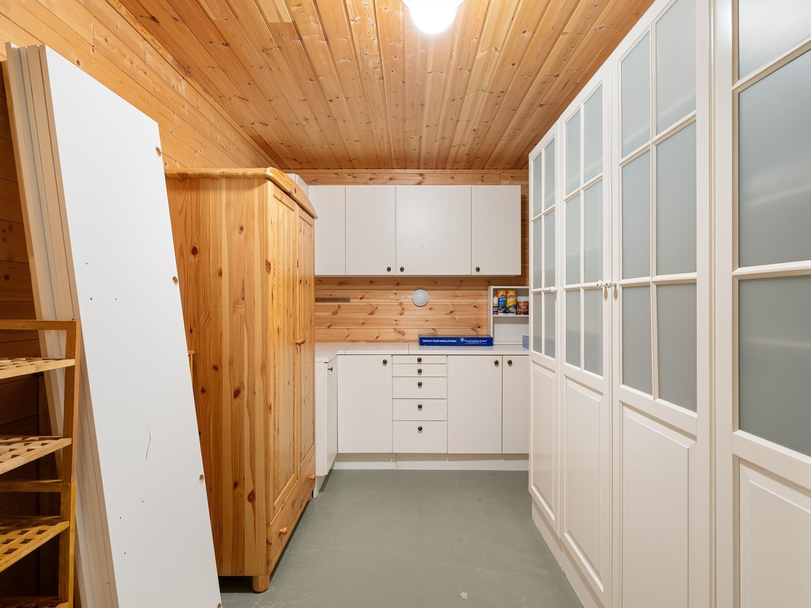 Stor bod innredet med skap og hyller. Galleribilde