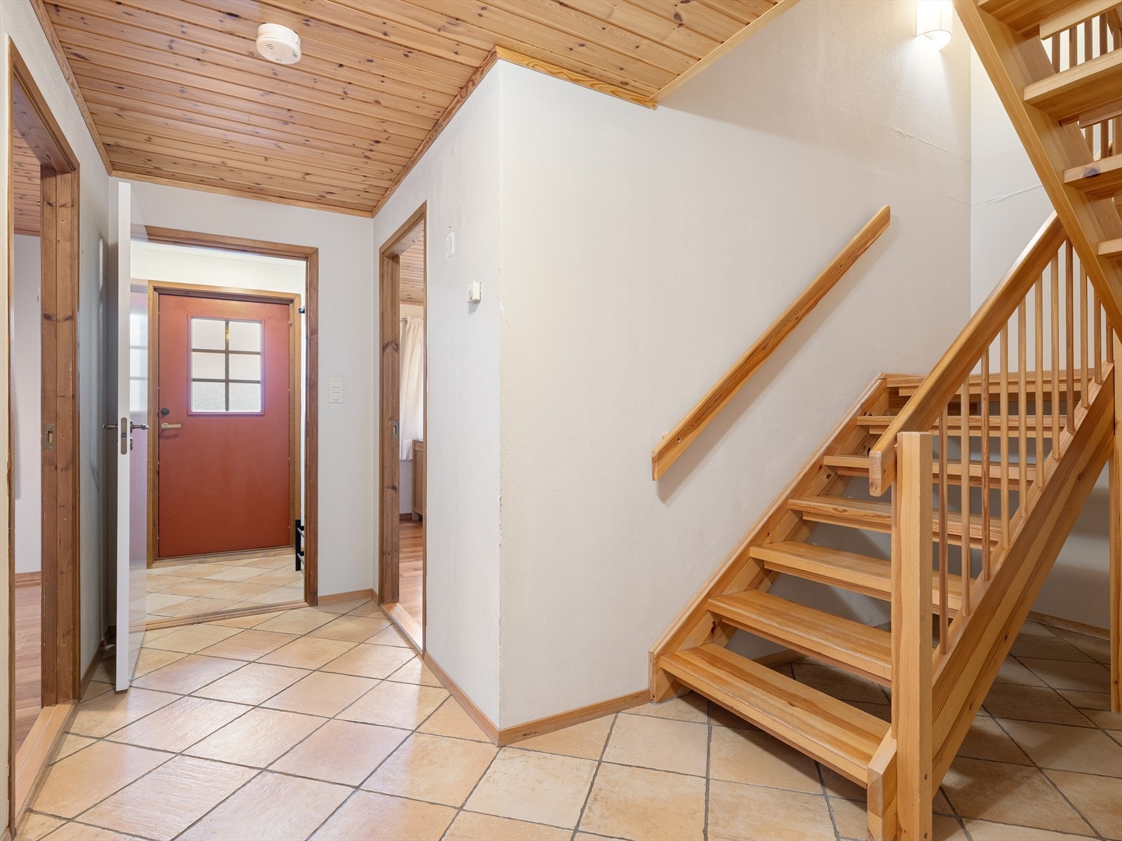 Entre/gang med fliser på gulv og lyse vegger. Galleribilde