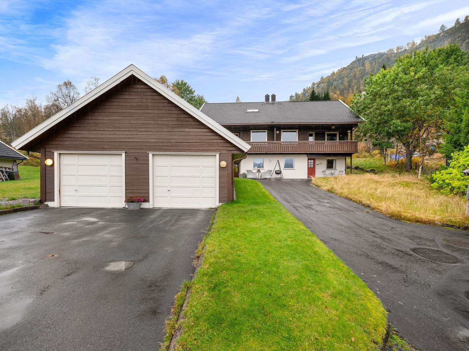 Garasje med plass til en bil og oppbevaring Galleribilde