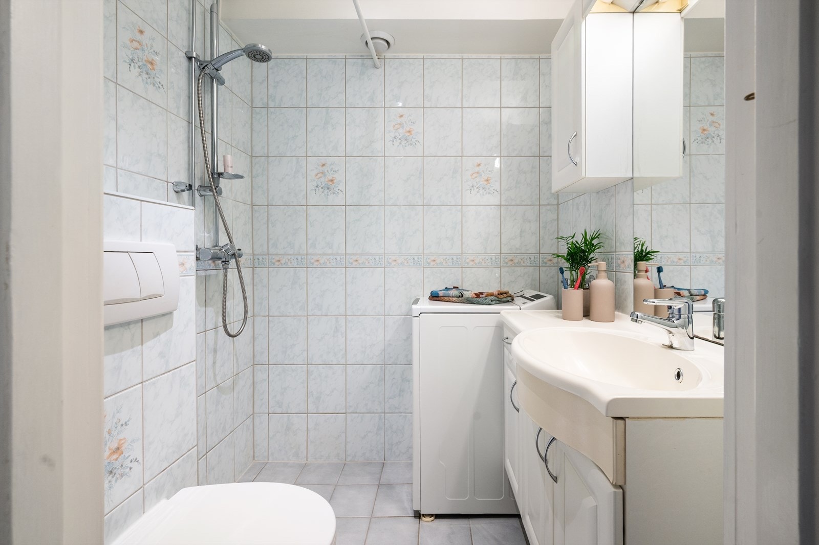 Badet har himling med malte plater, flislagte vegger og flislagt gulv med elektrisk gulvvarme. Galleribilde