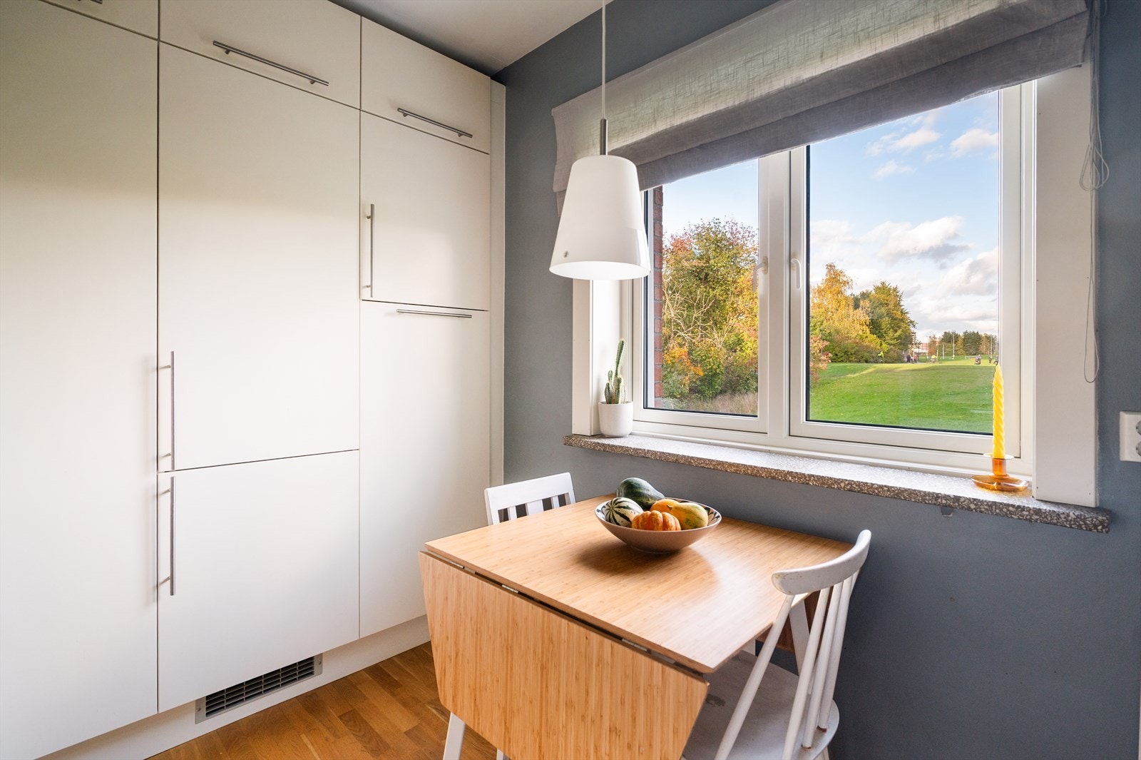 Kjøkkenet er utstyrt med integrert platetopp og stekeovn, opplegg for oppvaskmaskin, samt kullfilterventilator over kokeplassen. Galleribilde