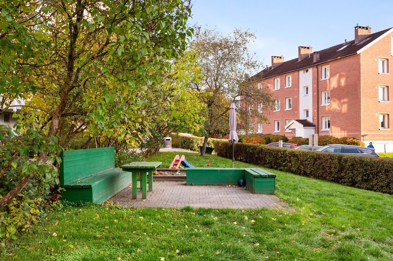 Hyggelig og opparbeidet fellesområde med gressplen, hekk og sittegrupper / lekeområde for de minste. Galleribilde