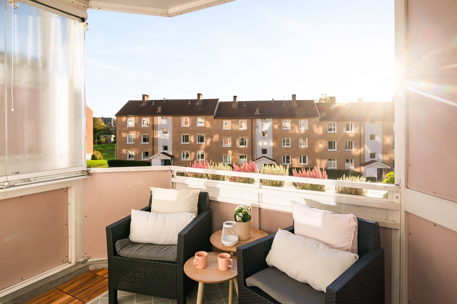 Balkongen har også plass til sittegruppe og hyggelig beplantning. Galleribilde