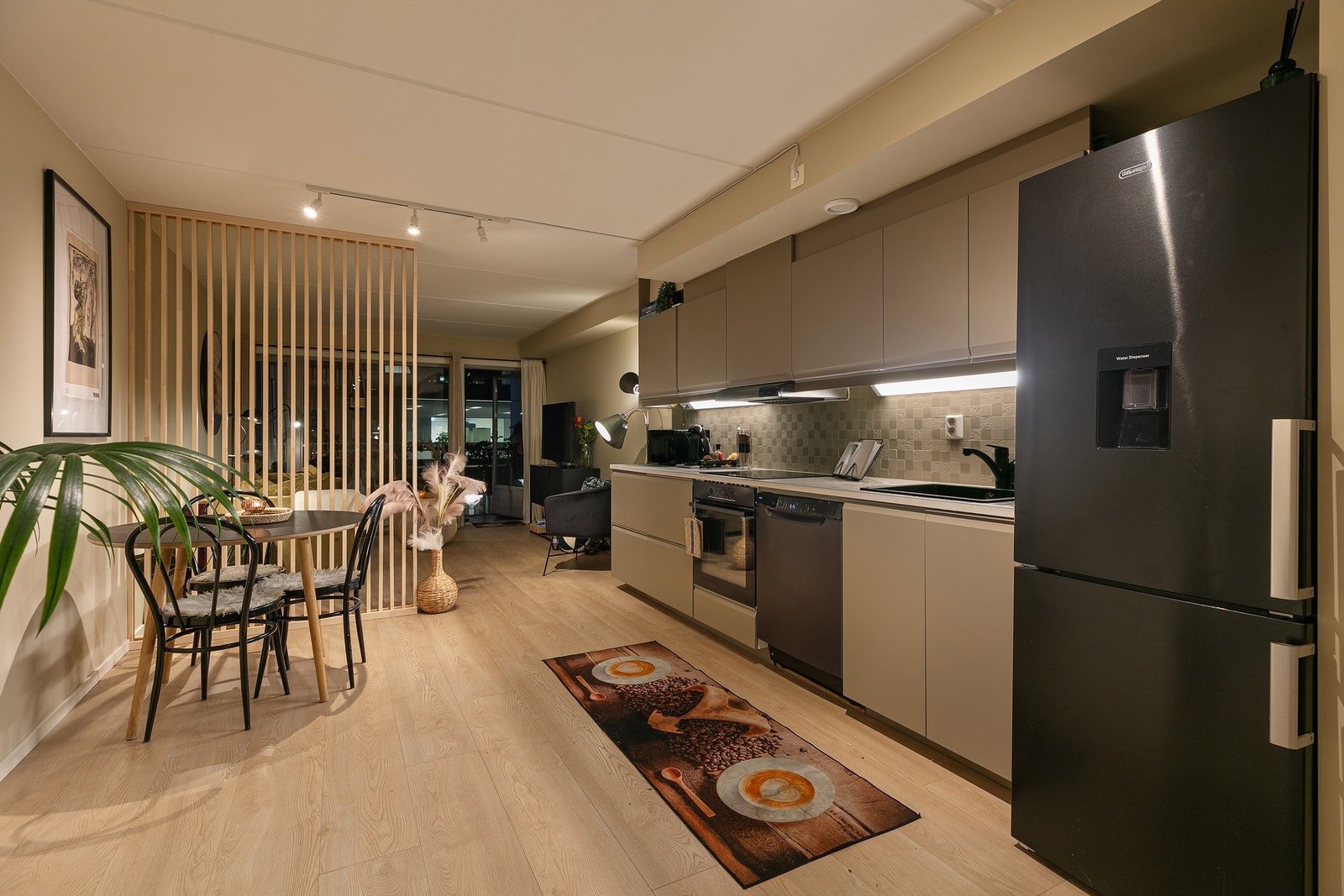 Flott og stilrent kjøkken fra Ikea av nyere dato. Galleribilde