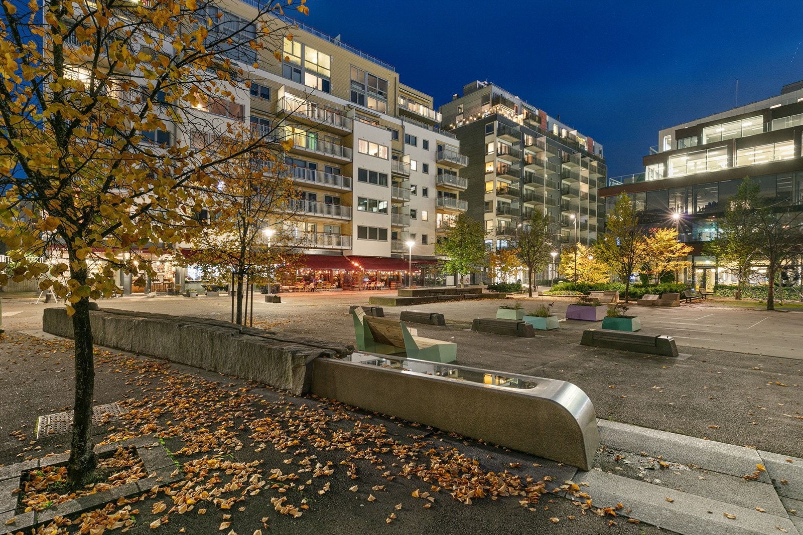 Leiligheten ligger rett ved Teaterplassen som er et hyggelig samlingssted med resturanter, barer, bakeri etc. Galleribilde