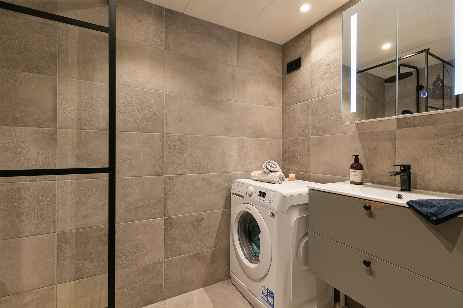 Badet er pusset opp av nåværende eier ned ny innredning, dusjnisje og flis på flis Galleribilde