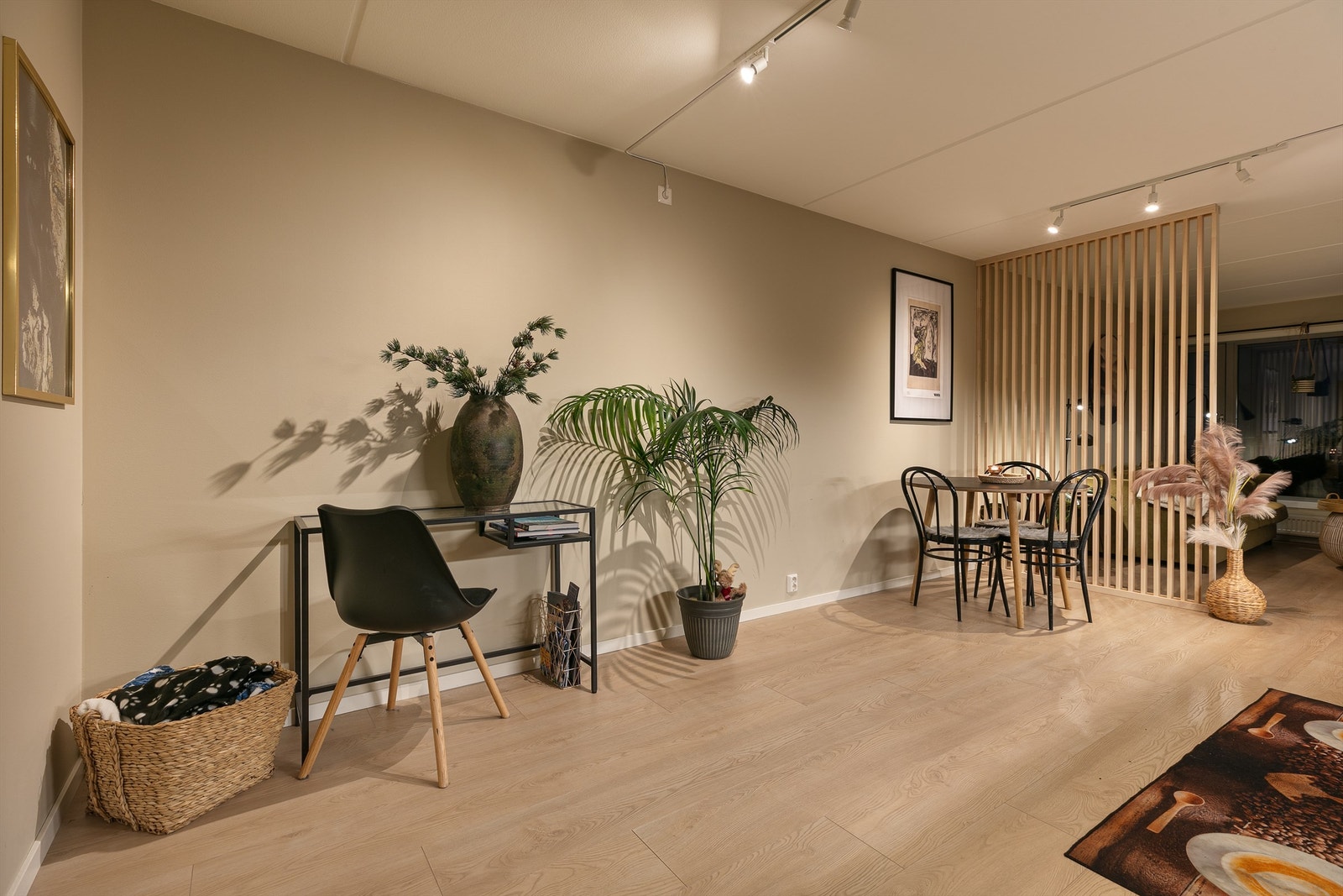 Stuen er delt inn i 2 soner med naturlig plass til sofa/tv-stue og spiseplass Galleribilde