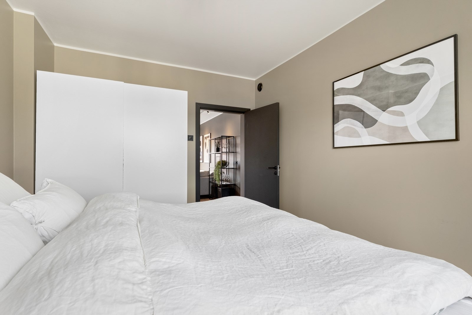 Rommet er innredet med garderobeskap. Galleribilde