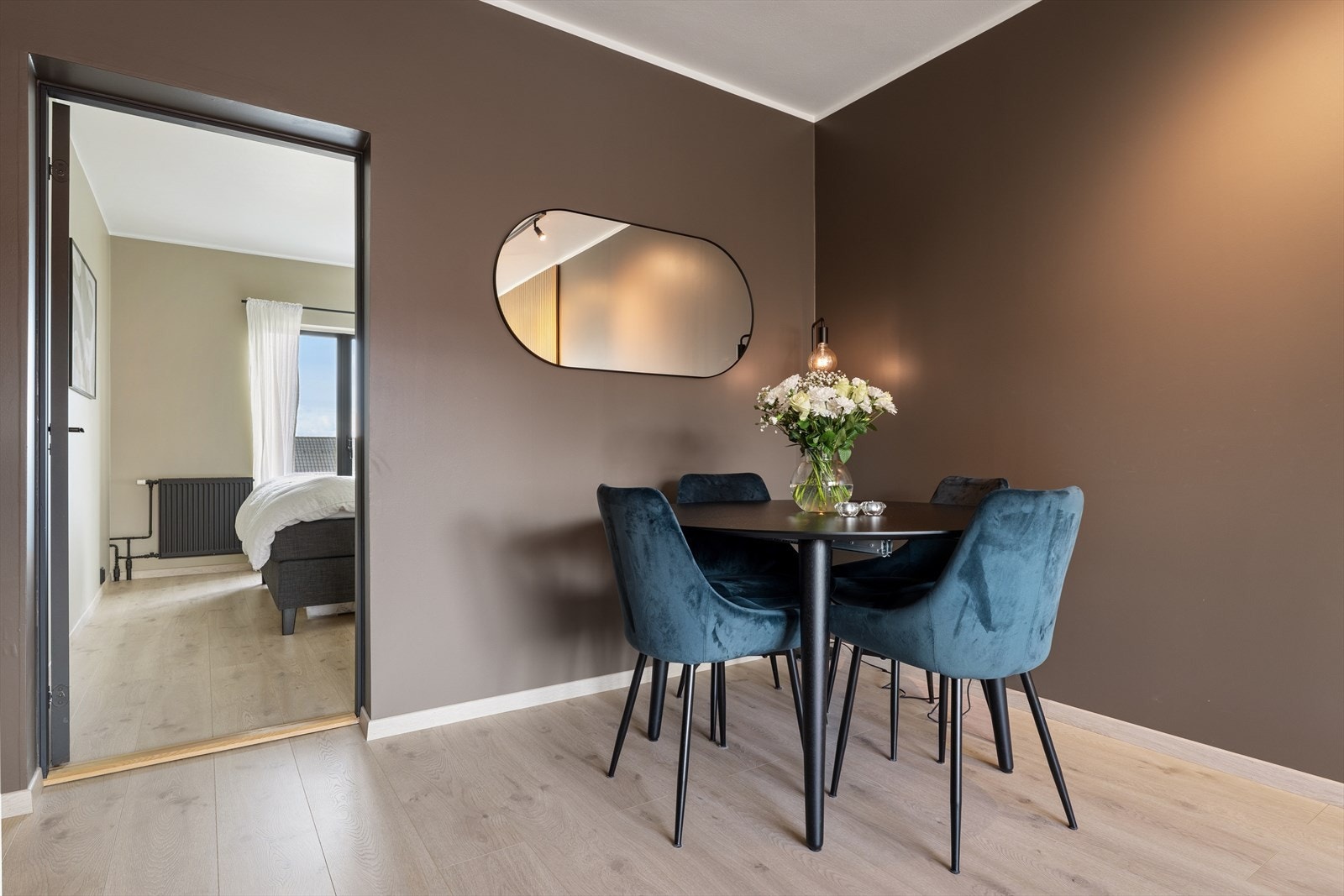 Lys og romslig stue med god plass til spisebord. Galleribilde