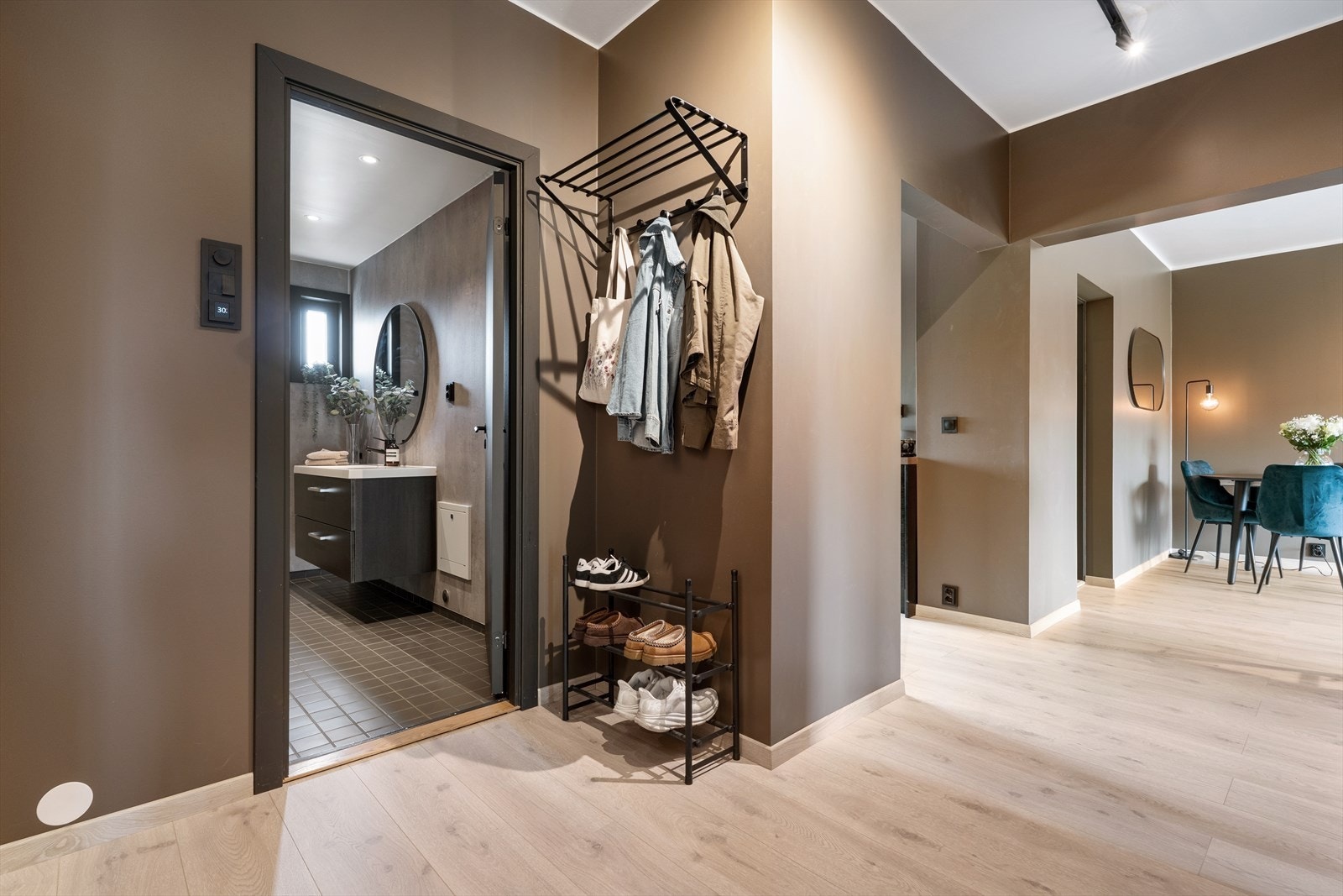 Innbydende entré med gode oppbevaringsmuligheter. Galleribilde