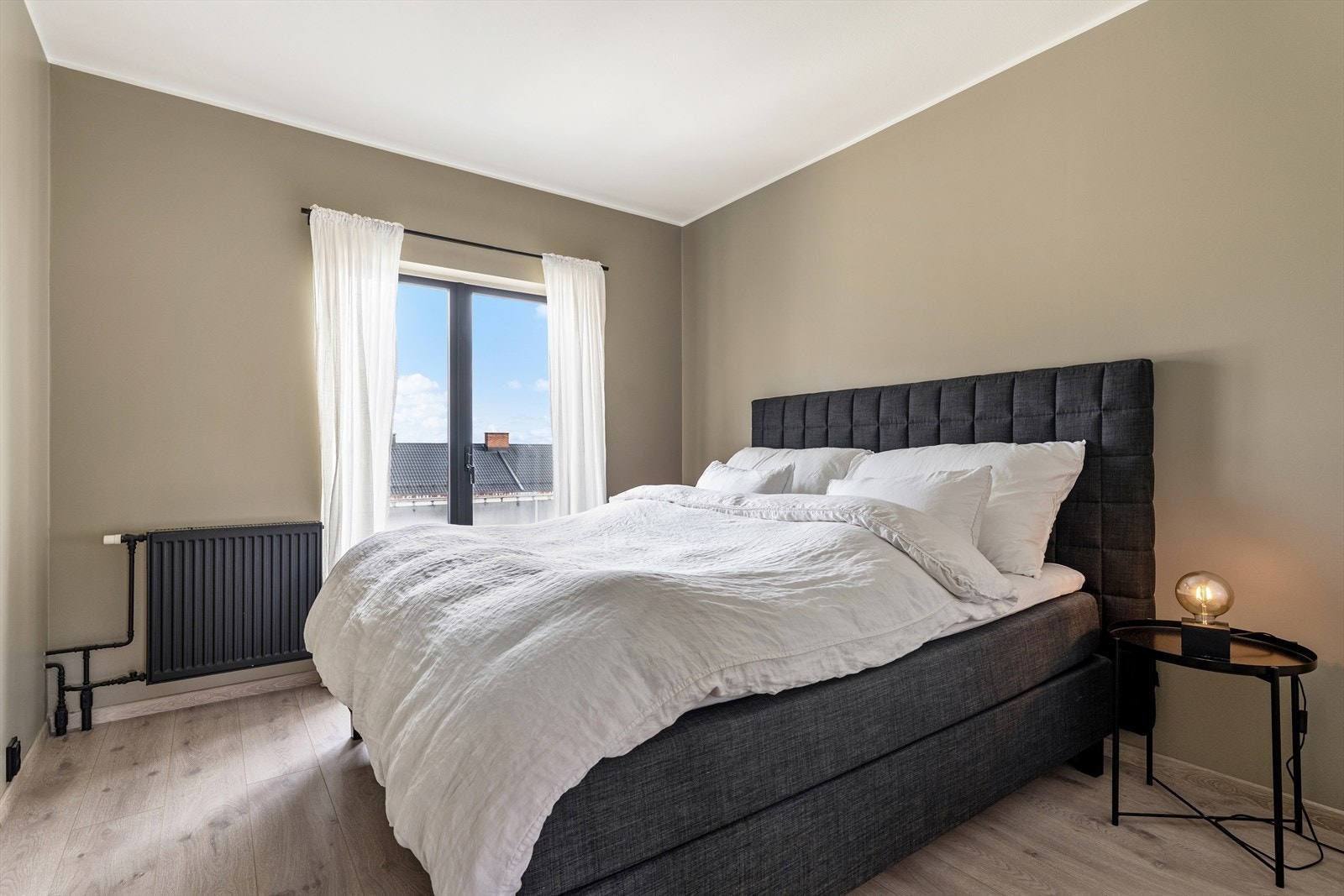 Hovedsoverom av god størrelse med plass til dobbeltseng, garderobeløsning og nattbord. Galleribilde