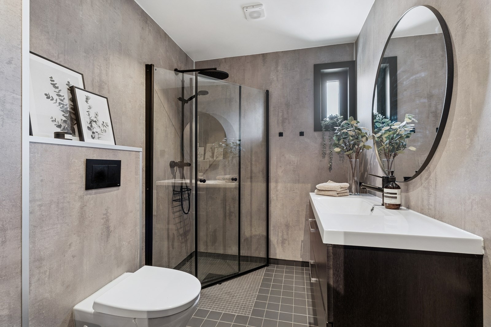 Lekkert og romslig baderom fra 2020. Flislagt gulv med varmekabler. Galleribilde