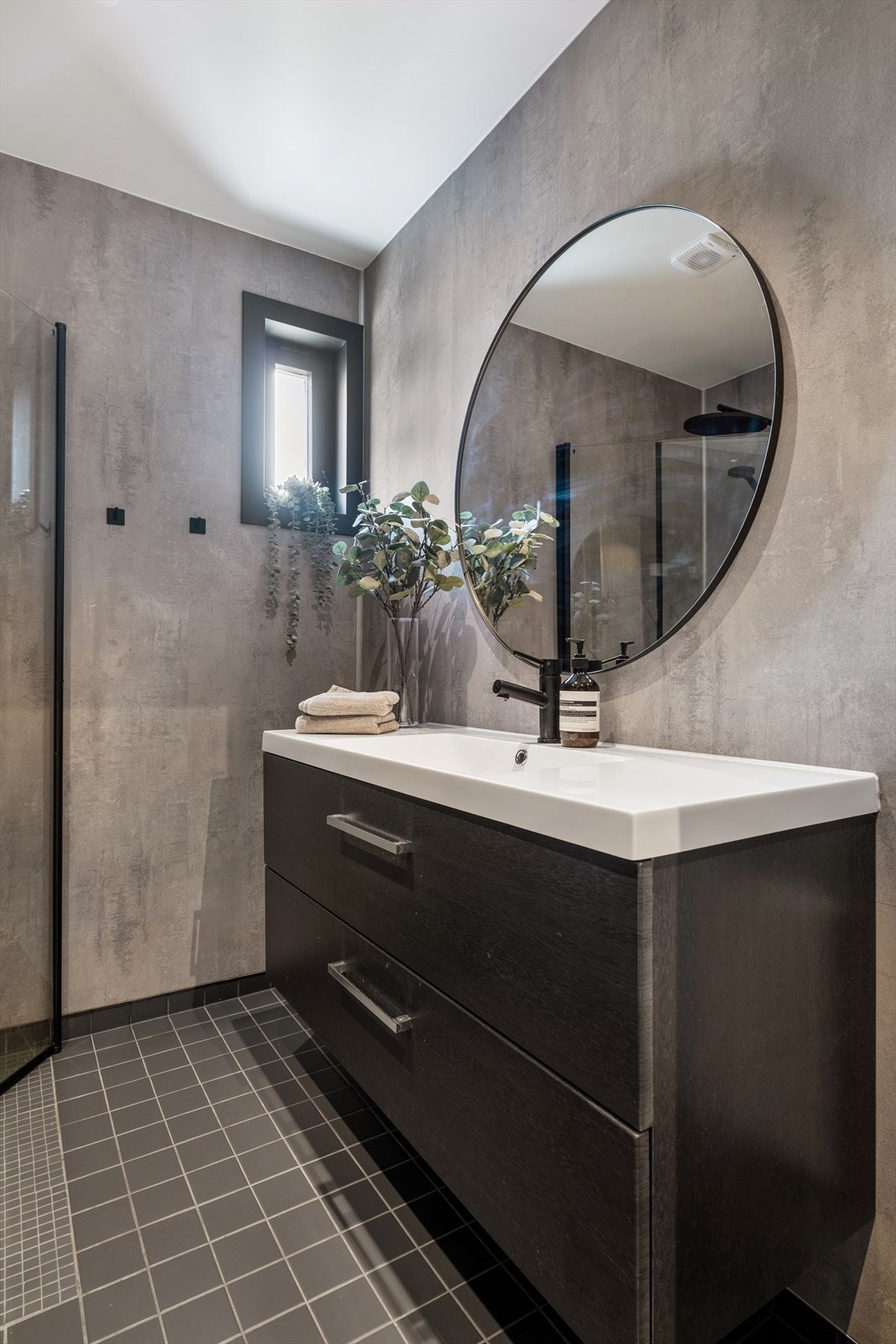 Badet har servant med innredning, dusjhjørne, vegghengt wc og opplegg for vaskemaskin. Galleribilde