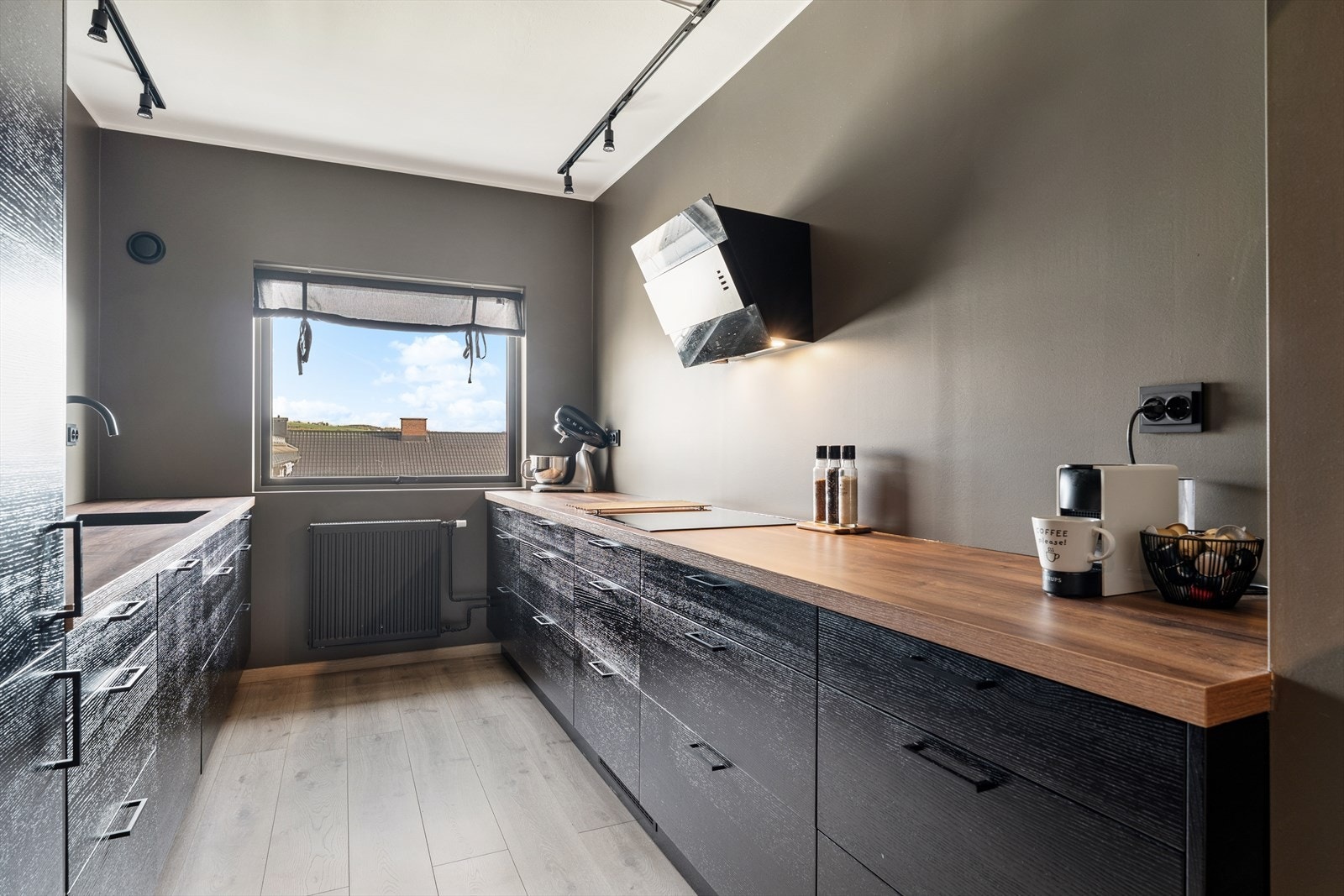 Moderne kjøkkeninnredning med integrerte hvitevarer. Galleribilde