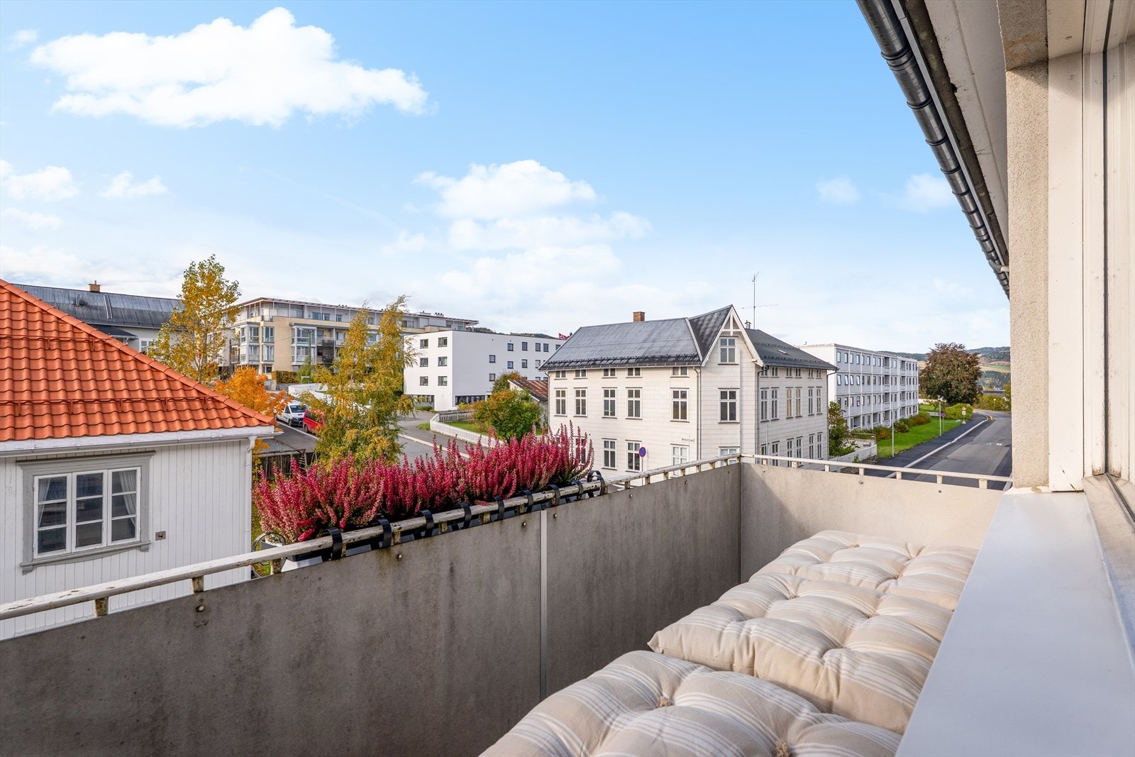 Leiligheten er gjennomgående og har balkong på begge sider, noe som gir gode lys- og solforhold. Galleribilde