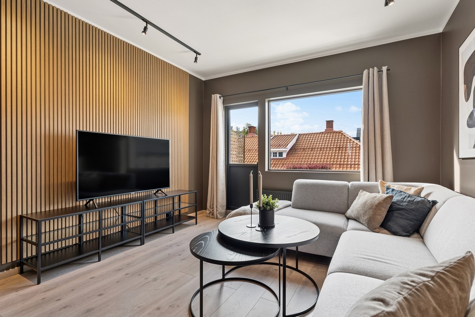 Lekker 3-roms leilighet beliggende i 3. etasje i en sjarmerende bygård midt i hjertet av Gjøvik sentrum. Galleribilde