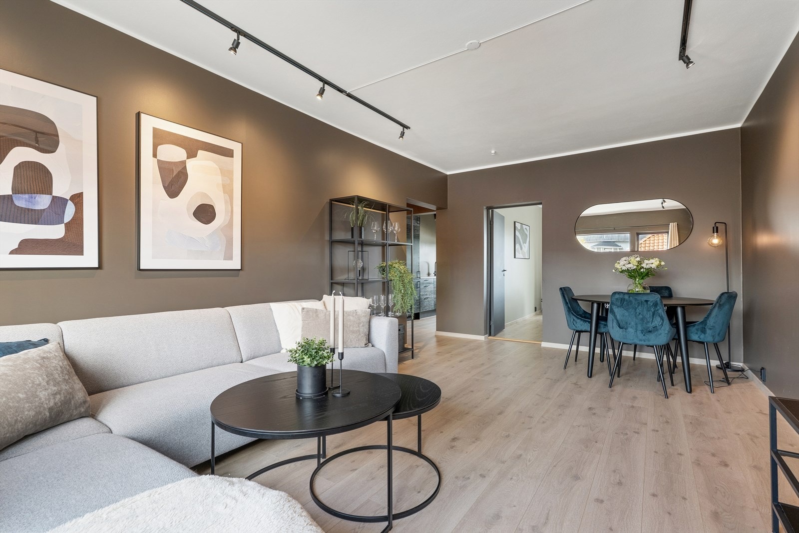 Leiligheten ble renovert i 2020 og har gjennomgående god standard. Galleribilde