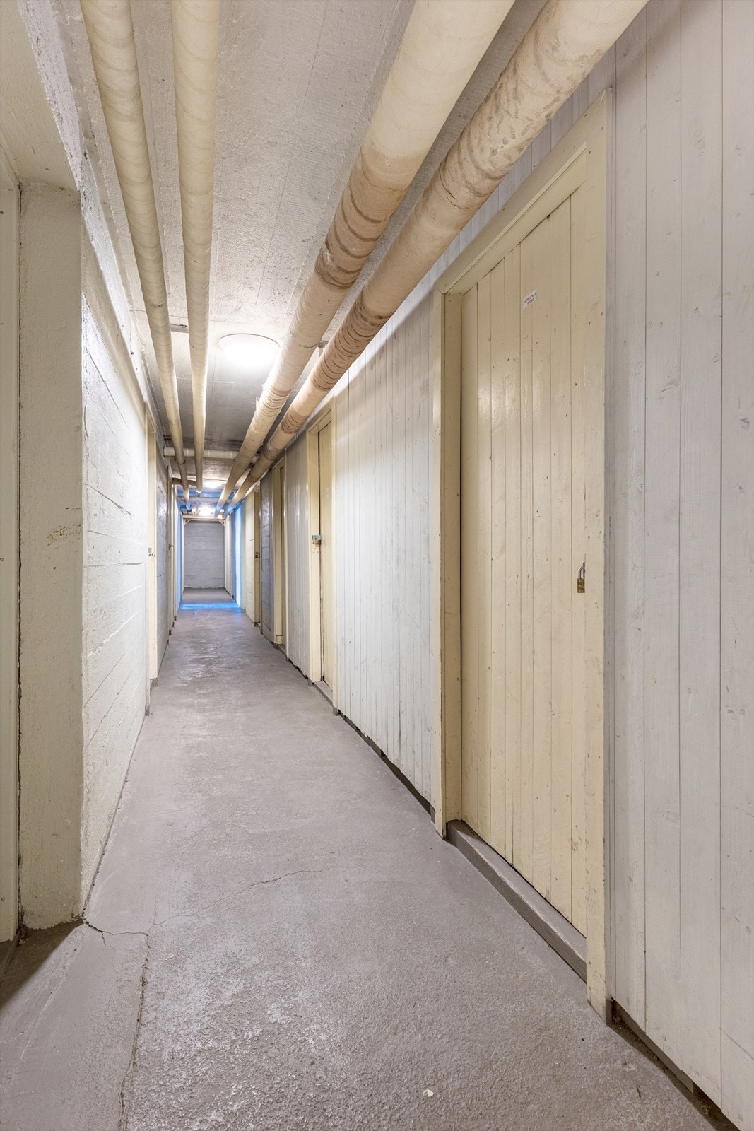 Det er rikelig med oppbevaringsplass i tilhørende bod i kjeller og på loft. Galleribilde