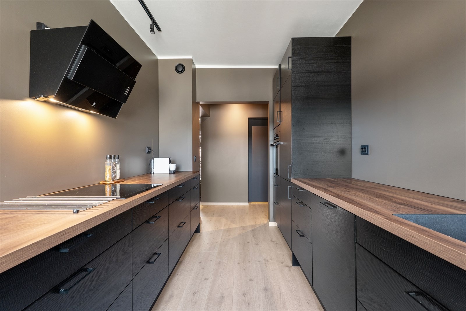 Innredningen har rikelig med skap- og benkeplass. Galleribilde