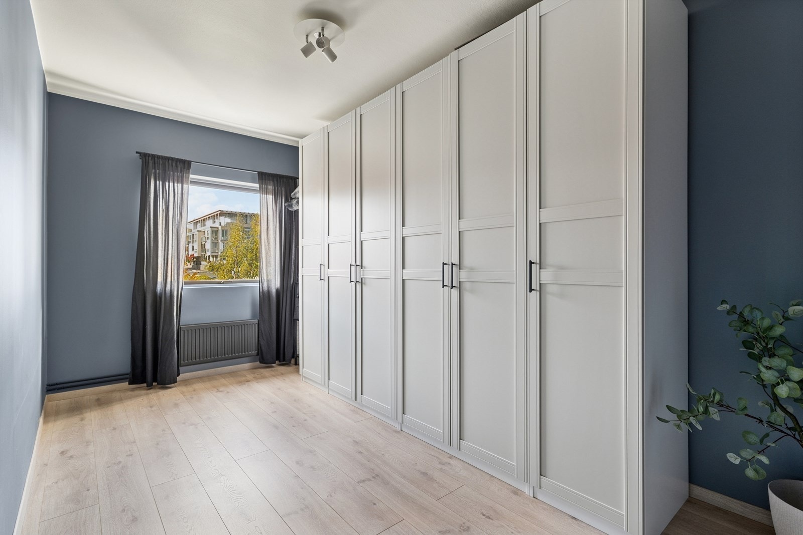 Leilighetens andre soverom er innredet med en romslig garderobe. Galleribilde